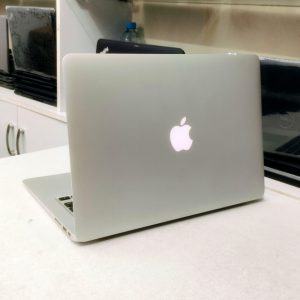 Apple macbook core i5 processor 256/8 gb
